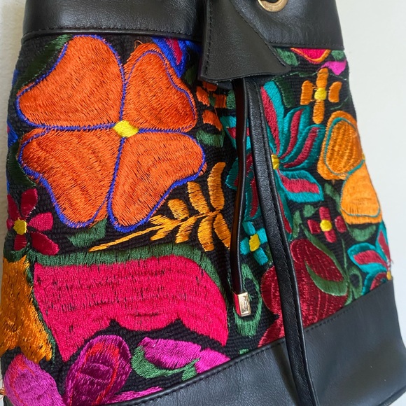 Mujer Brave Black floral Embroidered Bag NWT - Picture 5 of 5